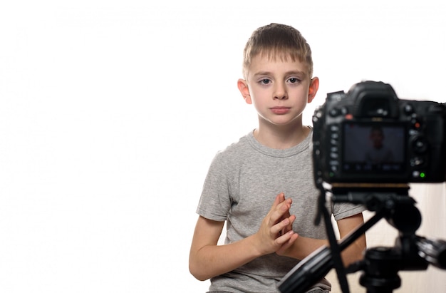 Ragazzo davanti a una videocamera