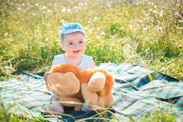 Ragazzo del bambino che gioca e sorride.