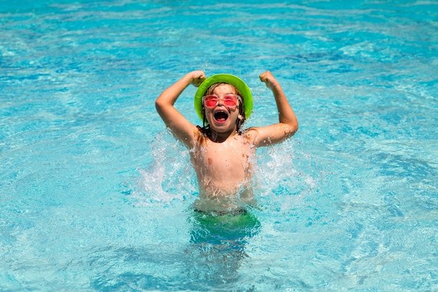 Ragazzo del bambino che gioca in piscina estate concetto di vacanza estate bambini ritratto in acqua di mare sulla spiaggia