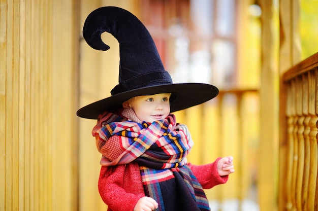 Ragazzo del bambino in cappello a punta giocando all&#39;aperto. Piccolo mago