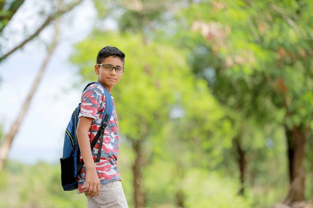 Ragazzo del college indiano con borsa