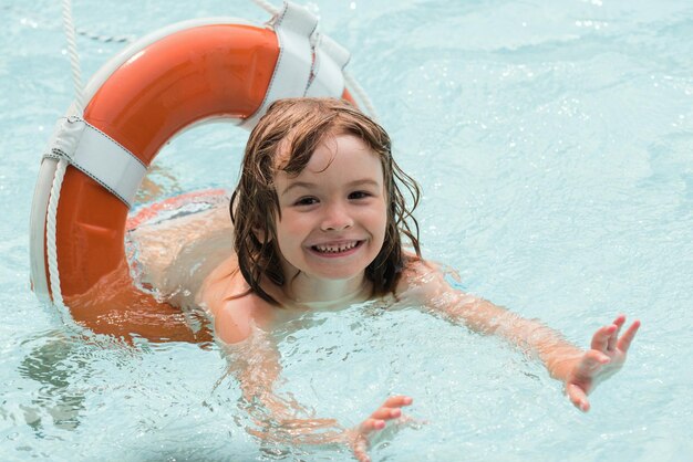 Ragazzo del fine settimana dei bambini di estate di vacanze estive in piscina bambino all'aquapark ragazzo divertente su inflatabl