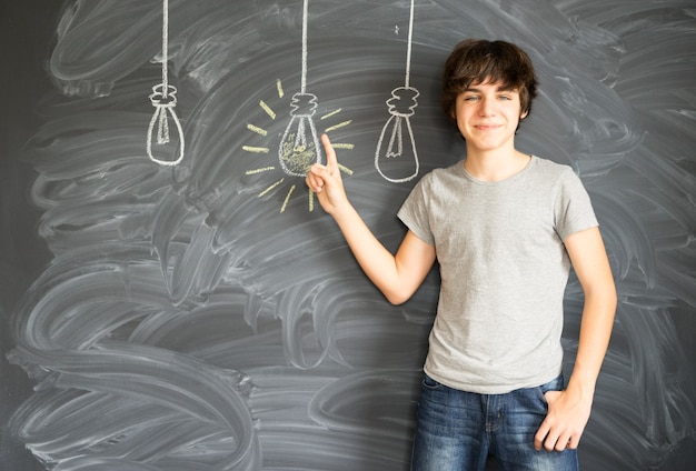 Ragazzo dell'adolescente che ottiene un'idea