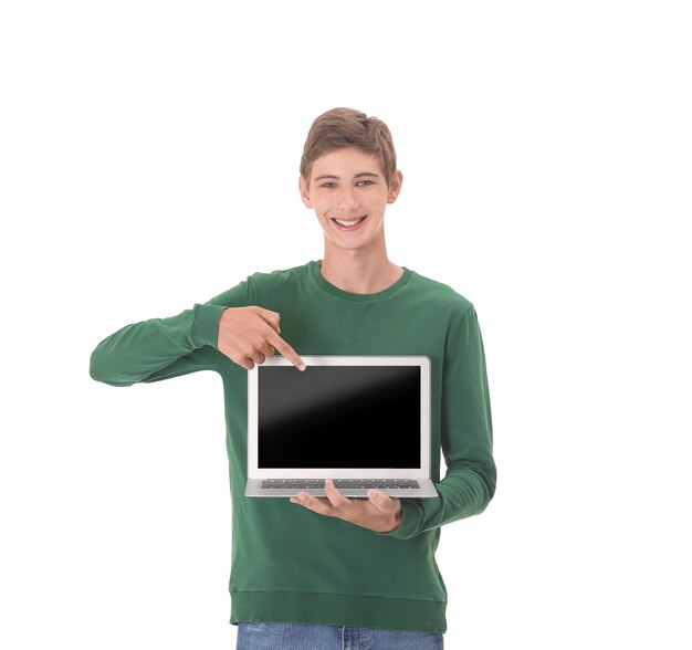 Ragazzo dell'adolescente con il computer portatile su priorità bassa bianca