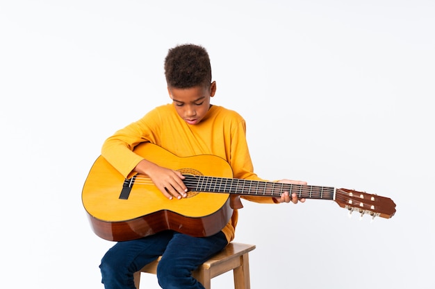 Ragazzo dell'afroamericano con la chitarra sopra bianco isolato