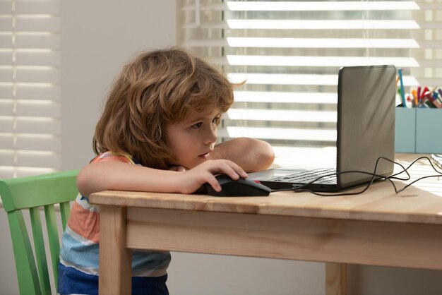 Ragazzo della scuola che utilizza un computer portatile a scuola