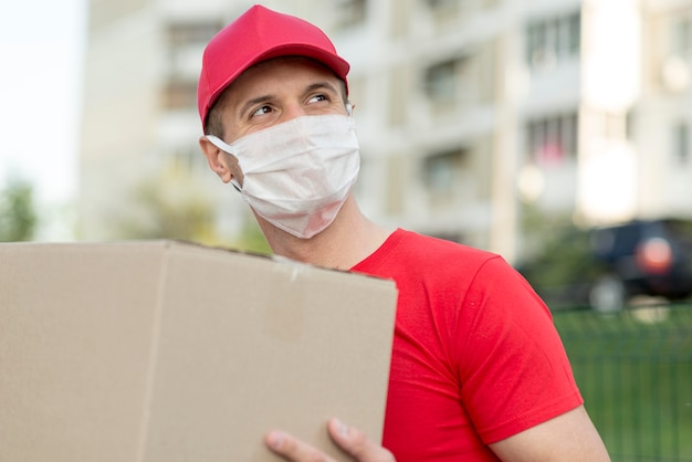 Ragazzo delle consegne che indossa una maschera medica