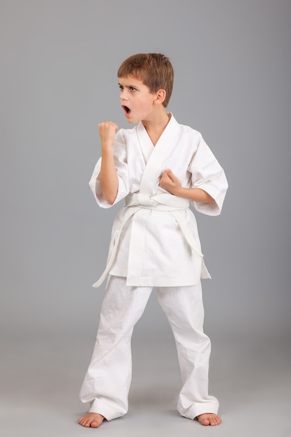 Ragazzo di karate in kimono bianco