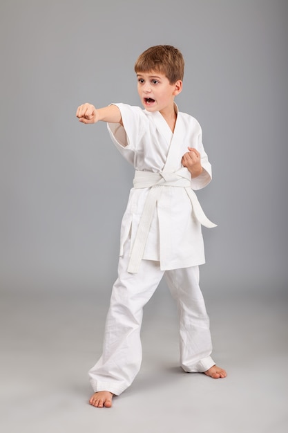 Ragazzo di karate in kimono bianco