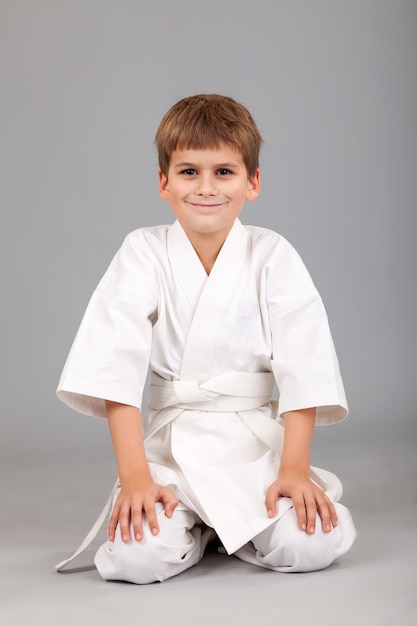 Ragazzo di karate in kimono bianco