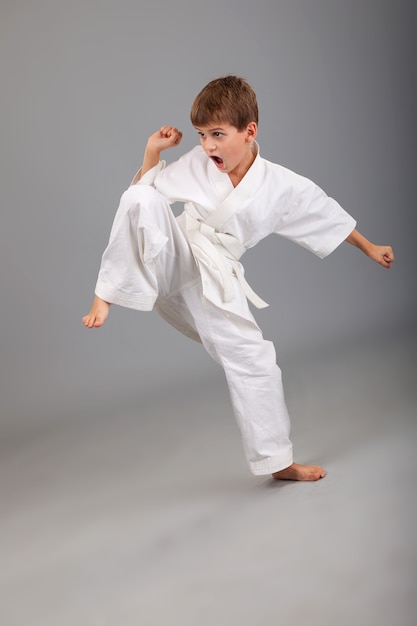 Ragazzo di karate in kimono bianco