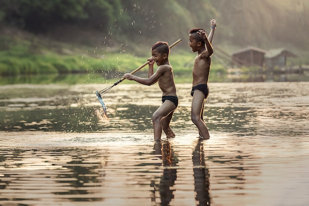 Ragazzo di pesca nel fiume