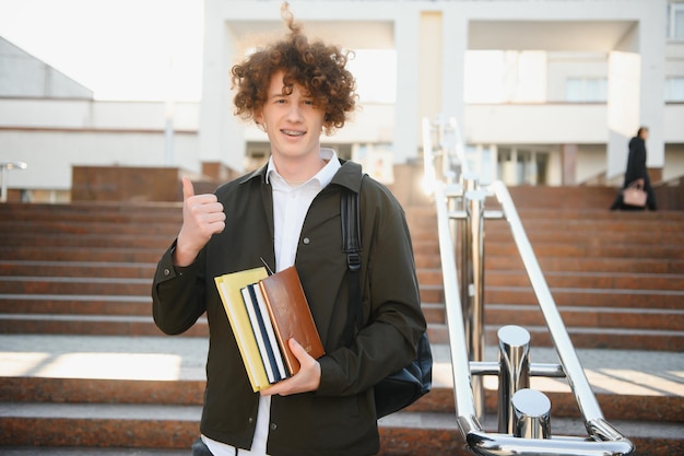 Ragazzo di scuola carino fuori dall'aula