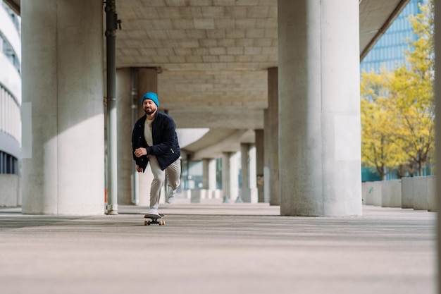 Ragazzo di skateboard in città Architettura urbana Skate spot Copia spazio Foto di alta qualità