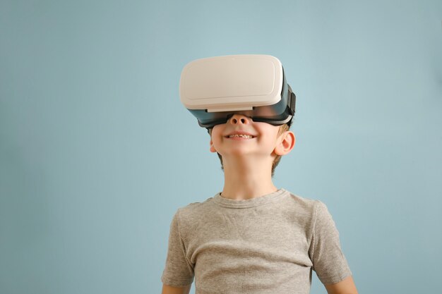 Ragazzo di sorriso con gli occhiali della realtà virtuale