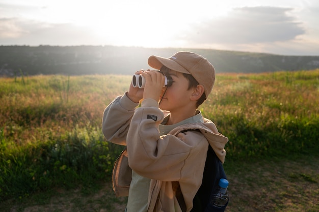 Ragazzo di vista laterale che esplora la natura