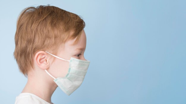 Ragazzo di vista laterale con maschera