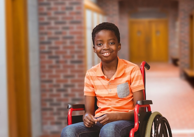 Ragazzo disabile in sedia a rotelle nel corridoio della scuola