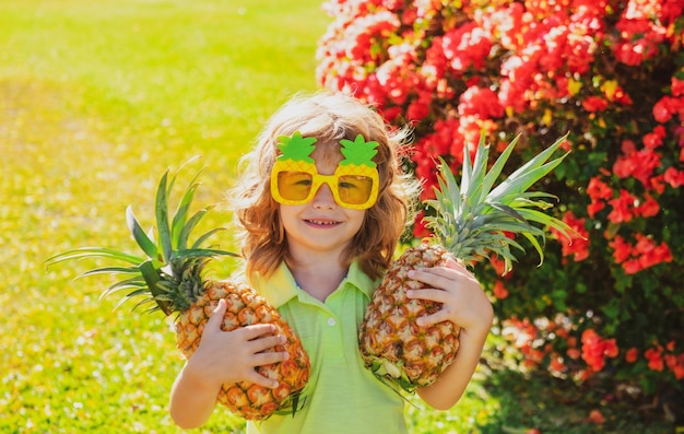 Ragazzo divertente con ananas primo piano bambini faccia