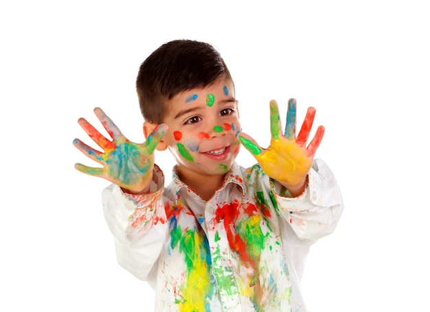 Ragazzo divertente con le mani e la faccia piena di vernice