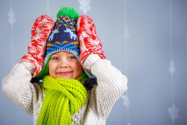 Ragazzo divertente in abiti invernali