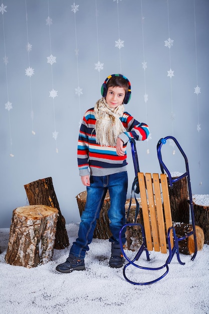 Ragazzo divertente in abiti invernali