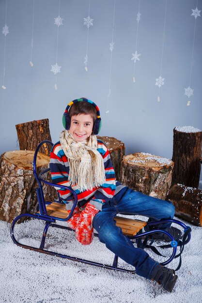 Ragazzo divertente in abiti invernali