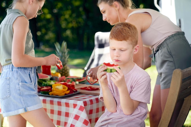 Ragazzo e la sua famiglia in vacanza in campeggio