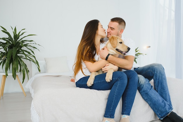 Ragazzo e la sua ragazza stanno riposando in camera da letto