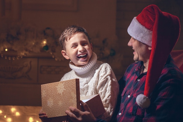 ragazzo e papà che aprono un regalo