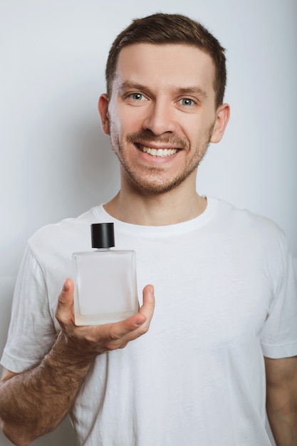 Ragazzo e profumo sorridenti