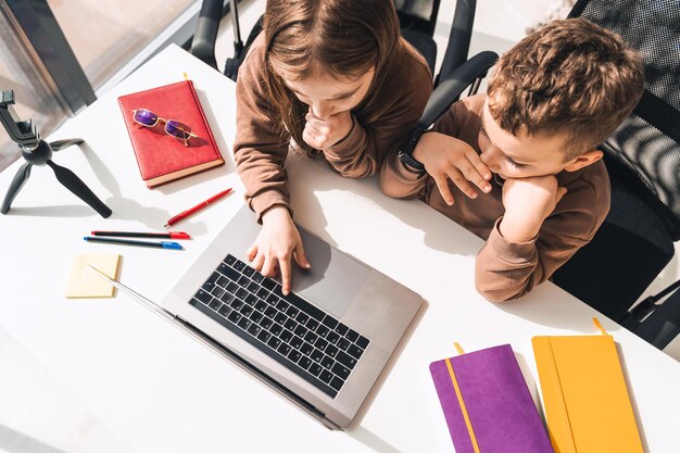 Ragazzo e ragazza al laptop