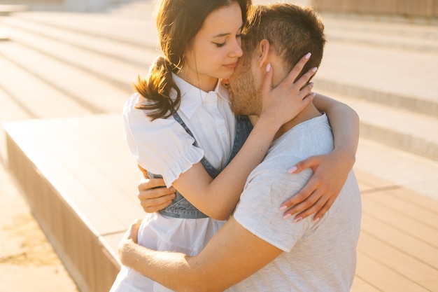 Ragazzo e ragazza allegri che si godono il tempo insieme all'aperto