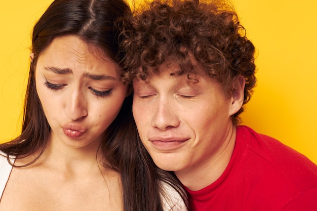 ragazzo e ragazza Amicizia in posa abbracci insieme isolato sfondo inalterato. Foto di alta qualità