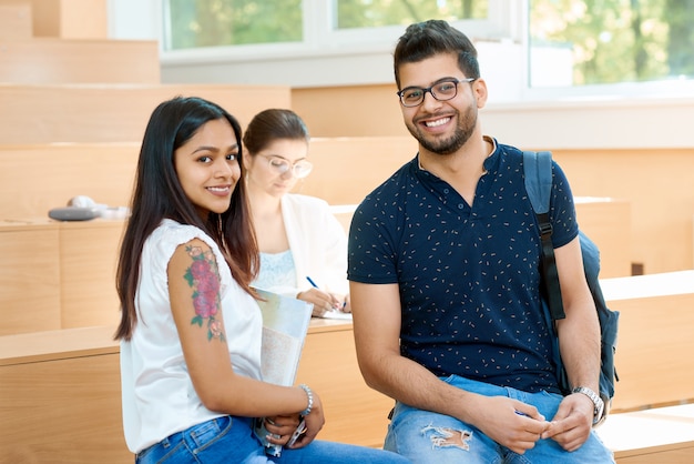 Ragazzo e ragazza che comunicano in università.