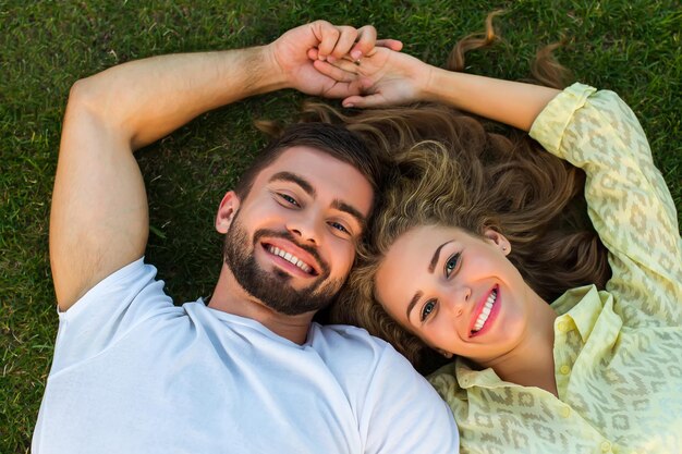 Ragazzo e ragazza che si godono la natura coppia felice sdraiato sul prato