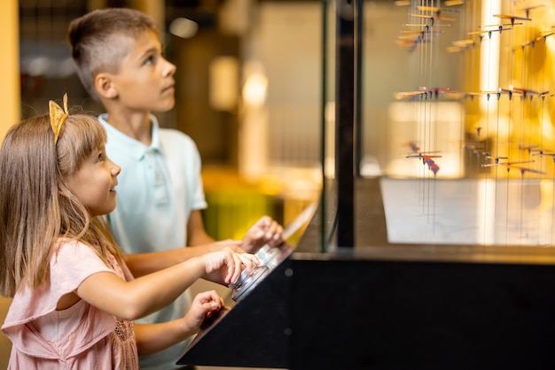 Ragazzo e ragazza che studiano fisica nel museo delle scienze