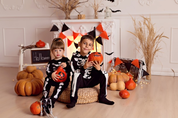 Ragazzo e ragazza divertenti in costumi di scheletro di halloween