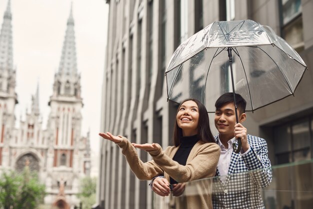 Ragazzo e ragazza in gita romantica giornata piovosa nella città vecchia