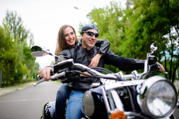 Ragazzo e ragazza in moto.