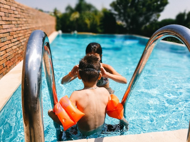 Ragazzo e ragazza in piscina