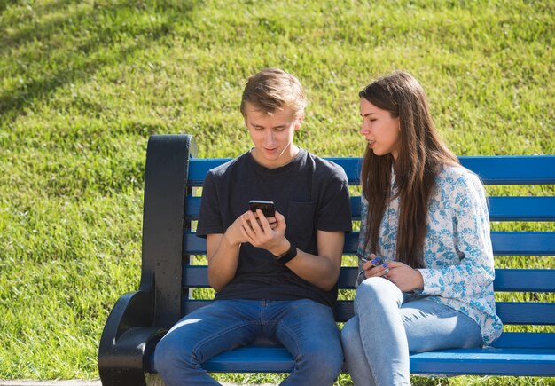 Ragazzo e ragazza in profondità nella realtà virtuale Concetto di problema di relazione