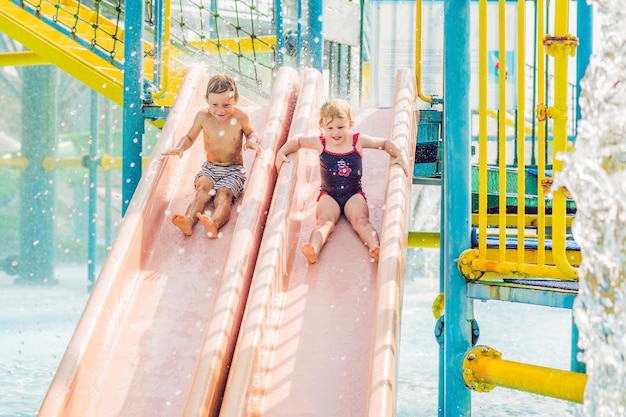 Ragazzo e ragazza si divertono nel parco acquatico.