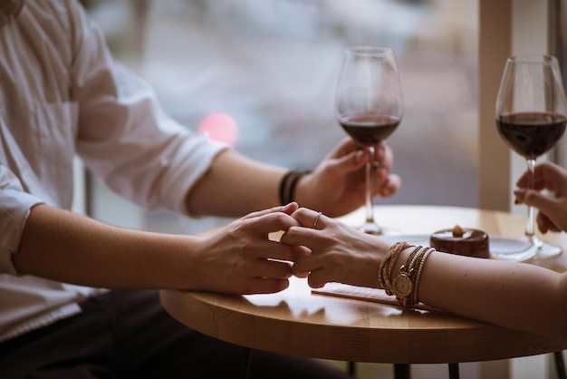 Ragazzo e ragazza si tengono per mano al caffè 4