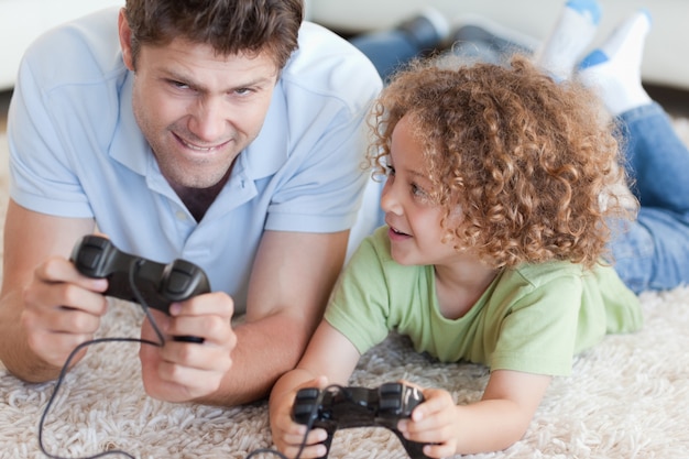 Ragazzo e suo padre che giocano ai videogiochi