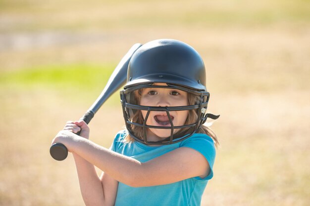 Ragazzo eccitato che tiene in mano un lanciatore di mazza da baseball bambino che sta per lanciare il baseball giovanile