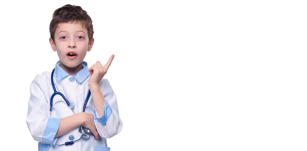 Ragazzo eccitato medico con stetoscopio dito puntato sul prodotto su sfondo bianco isolato Concetto di stile di vita sano