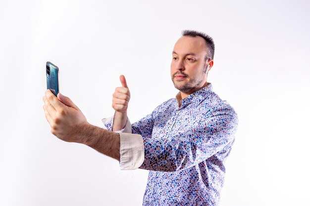 Ragazzo elegante con le cuffie che effettua una videochiamata