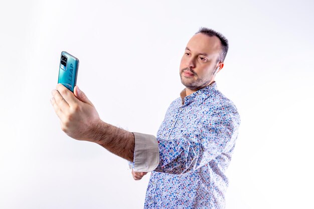 Ragazzo elegante con le cuffie che effettua una videochiamata