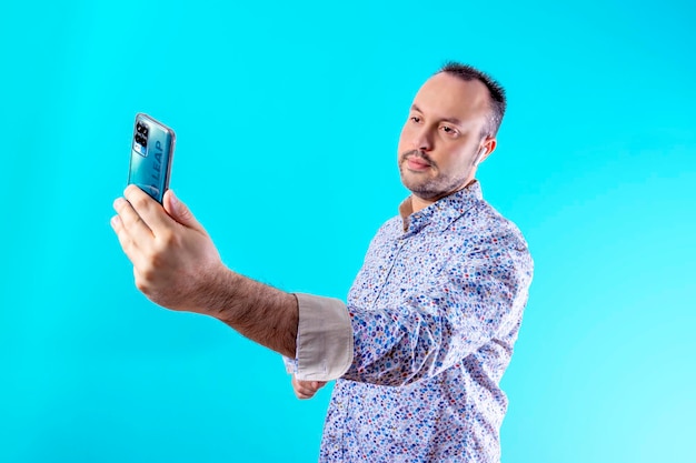 Ragazzo elegante con le cuffie che effettua una videochiamata